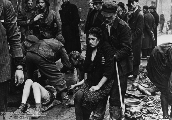 Russische Zwangsarbeiterinnen mit Rauchvergiftung nach ihrer Befreiung Osnabrück (April 1945)